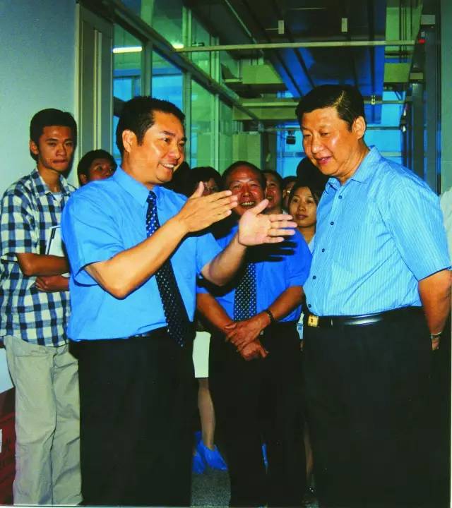 2001年10月，習(xí)近平總書(shū)記（時(shí)任福建省委副書(shū)記、省長(zhǎng)）到中國(guó)電信福建分公司調(diào)研信息化建設(shè)。（資料圖片）