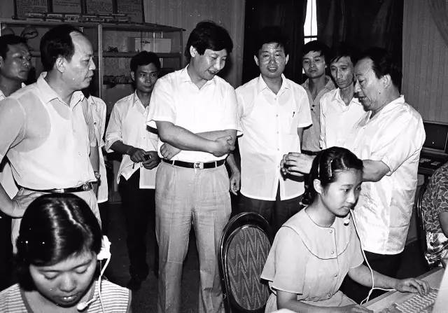 1989年夏天，習(xí)近平總書記（時(shí)任寧德地委書記）到福州調(diào)研程控電話。（資料圖片）
