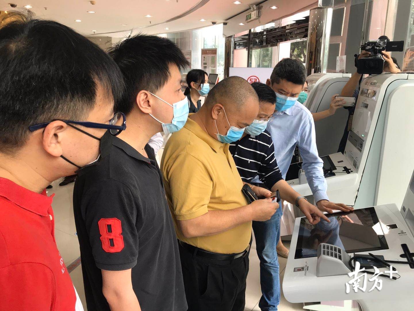 觀察團成員體驗政務服務進銀行。