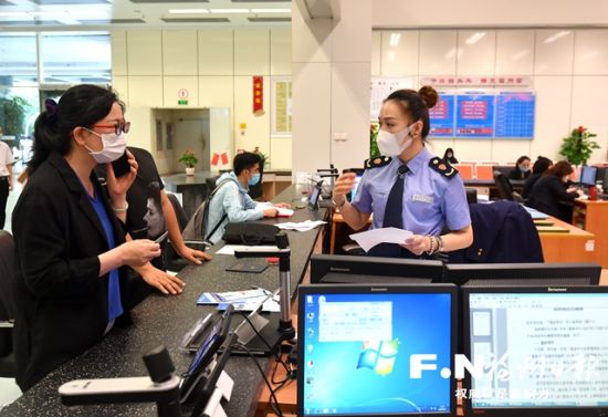 “秒批”服務(wù)簡化審批流程，提高審批效率。 記者 張人峰 攝